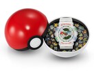 Model Casio G-Shock Pokémon 30th Anniversary GA-110 zaprezentowany w etui w kształcie Poké Balla z ozdobną wkładką przedstawiającą 30 pokemonów.