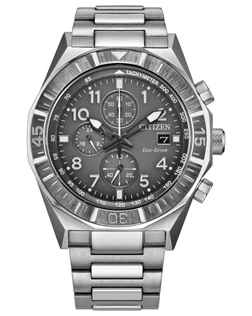 Widok z boku zegarka Citizen Nighthawk CA0890-54H, na którym widać kopertę ze stali nierdzewnej, koronkę, przyciski chronografu oraz bransoletę.