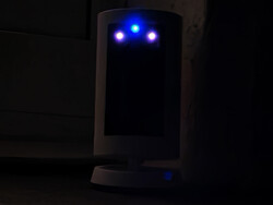 Dioda LED aktywności jest niebieska, a diody podczerwieni są czerwone.