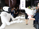 Komplementy dla firmy Nvidia oraz wyzwanie dla modeli Tesla Optimus i BYD Xiao Di: robot CLOiD firmy LG, wyposażony w sztuczną inteligencję, wita gości w Seulu. Firmy LG i Nvidia planują wykorzystać 100 000 godzin szkolenia sztucznej inteligencji, aby zaistnieć na rynkach robotów domowych i przemysłowych.