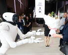 Komplementy dla firmy Nvidia oraz wyzwanie dla modeli Tesla Optimus i BYD Xiao Di: robot CLOiD firmy LG, wyposażony w sztuczną inteligencję, wita gości w Seulu. Firmy LG i Nvidia planują wykorzystać 100 000 godzin szkolenia sztucznej inteligencji, aby zaistnieć na rynkach robotów domowych i przemysłowych.