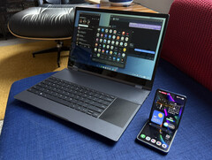 Galaxy Z Flip7 połączony bezprzewodowo z NexDock XL. (Źródło zdjęcia: Michael Fisher)