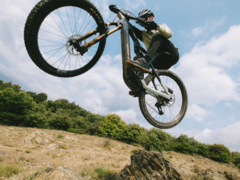 BH iLynx+ NX (na zdjęciu) w akcji. Silnik Bosch Performance Line CX w e-MTB obsługuje maksymalny moment obrotowy 100 Nm i do 400% wspomagania pedałowania. (Źródło zdjęcia: BH Bikes)
