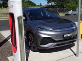 SUV BYD podłączony do stacji doładowującej (zdjęcie: Ludicrous Feed/Twitter)