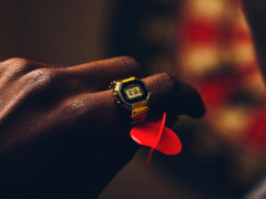 Zegarek Casio CRW-001G-9JR ze złotym pierścieniem, na zdjęciu. (Źródło zdjęcia: Casio)