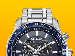 Zbliżenie na model Citizen BL5640-59L z ciemnoniebieską tarczą na jednolitym żółtym tle.
