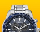 Zbliżenie na model Citizen BL5640-59L z ciemnoniebieską tarczą na jednolitym żółtym tle.