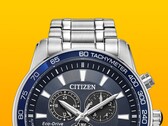 Zbliżenie na model Citizen BL5640-59L z ciemnoniebieską tarczą na jednolitym żółtym tle.