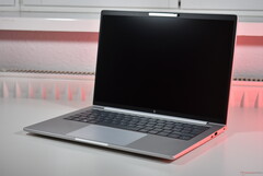 HP EliteBook 8 G1a 14 (źródło obrazu: Benjamin Herzig/Notebookcheck)