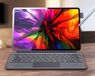 12,6-calowy tablet Mouse Computer M2 2-w-1 OLED może być używany jako tablet lub laptop.