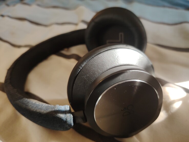 Mój obecny zestaw Beoplay Portal. Skórzany pasek na głowę został zastąpiony materiałem dżinsowym. (Źródło zdjęcia: Darryl Linington - Notebookcheck)