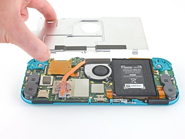 Aby wymienić ekran Nintendo Switch Lite, należy zdjąć tylną płytę. (Źródło obrazu: iFixit)