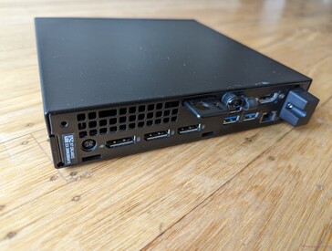 Tył: Zasilacz sieciowy, 3x pełnowymiarowy DisplayPort 1.4a (HBR2), 2x USB-A 3.2 Gen. 2, Gigabit RJ-45, HDMI 2.1