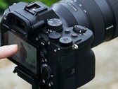 Bezlusterkowiec Sony A7 4 na statywie z obsługą operatora