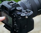 Bezlusterkowiec Sony A7 4 na statywie z obsługą operatora