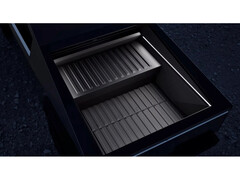 Zdjęcie promocyjne pakietu akumulatorów zwiększającego zasięg Tesli Cybertruck, zaprezentowanego w łóżku Cybertrucka (źródło zdjęcia: Tesla)