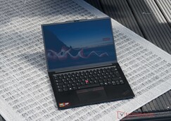 Lenovo ThinkPad E14 G8 w użytkowaniu na zewnątrz w cieniu