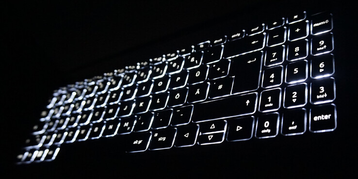 Podświetlenie klawiatury ma dwa poziomy jasności.