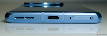 Dół: Kratka głośnika, USB 2.0 Type-C, mikrofon, tacka na kartę SIM