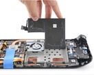 Wymiana baterii w ekranie LCD konsoli Steam Deck przeprowadzona przez iFixit.