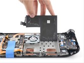 Wymiana baterii w ekranie LCD konsoli Steam Deck przeprowadzona przez iFixit.