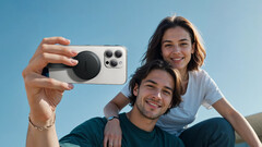 Adapter Anker MagGo USB-C może ładować iPhone'a i jednocześnie przesyłać pliki na kartę SD (źródło obrazu: Anker)