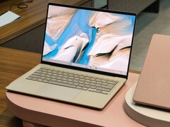 Asus Zenbook 14 2026 w kolorze Zabriskie Beige jest wyposażony w wyświetlacz OLED i duży touchpad.