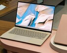 Asus Zenbook 14 2026 w kolorze Zabriskie Beige jest wyposażony w wyświetlacz OLED i duży touchpad.