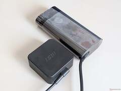 zasilacz sieciowy USB-C 65 W od MSI kontra zasilacz sieciowy USB-C 140 W od HP