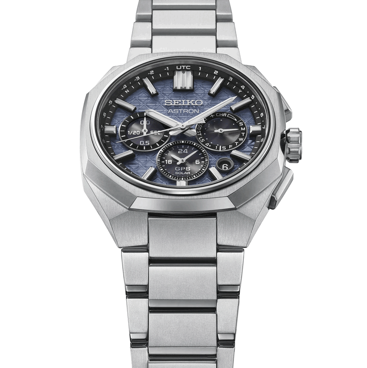 Kątowy widok z przodu Seiko Astron HAB001 przedstawiający fasetowaną tytanową ramkę, zintegrowaną bransoletę i teksturowaną niebieską tarczę.