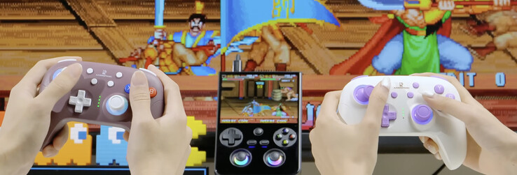 RG477V podłączony do zewnętrznego wyświetlacza z podłączonymi dwoma kontrolerami RG P01. (Źródło obrazu: Anbernic)