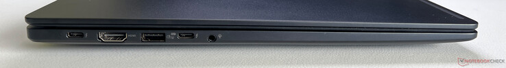 Po lewej: USB-C 4.0 z Thunderbolt 4 (40 GBit/s, DisplayPort, Power Delivery), HDMI 2.1 TMDS, USB-A 3.2 Gen.1 (5 GBit/s, z zasilaniem), USB-C 4.0 z Thunderbolt 4 (40 GBit/s, DisplayPort, Power Delivery), 3,5 mm audio