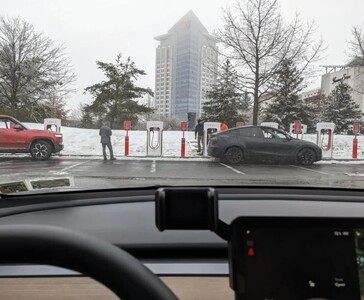 Pierwsze złapane na wolności stanowisko Supercharger Tesla Magic Dock jest testowane z elektryczną ciężarówką Rivian