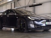 Tesla Model S zaprezentowana w najnowszym filmie AutoTradera przejechała 430 000 mil na oryginalnym akumulatorze i silnikach. (Źródło: AutoTrader UK via YouTube)