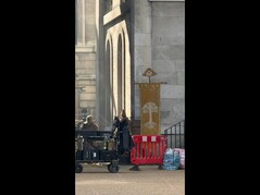 Baner przedstawiający drzewo Erdtree jest mocną wskazówką, że jest to Leyndell.