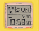 Casio Baby-G BGD-10KPM-7 ma niemal kwadratową tarczę cyfrową, na której wyświetla się całkiem sporo informacji.