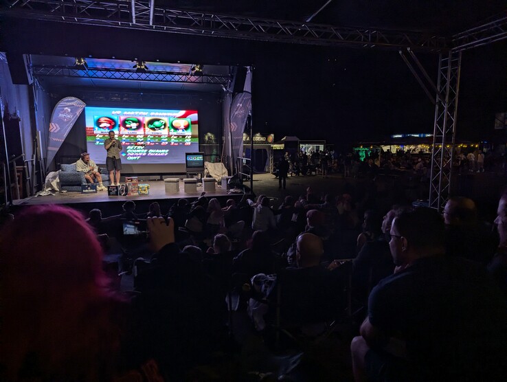 Wieczorne wydarzenie z turniejem Mario Kart i imprezą z DJ-em w ramach Gamescom Camp