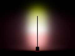 Lampa podłogowa Govee 3 rzuca światło na ścianę
