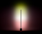 Lampa podłogowa Govee 3 rzuca światło na ścianę