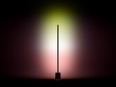 Lampa podłogowa Govee 3 rzuca światło na ścianę
