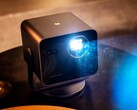 Leica Cine Compact 1 jest znacznie bardziej kompaktowa i tańsza niż Cine Play 1.