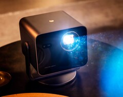 Leica Cine Compact 1 jest znacznie bardziej kompaktowa i tańsza niż Cine Play 1.