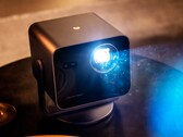 Leica Cine Compact 1 jest znacznie bardziej kompaktowa i tańsza niż Cine Play 1.
