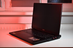 laptopy 18-calowe: Ta kategoria powinna być czymś więcej niż tylko dla graczy i urządzeń takich jak MSI Raider A18, na zdjęciu: MSI Raider A18 (źródło obrazu: Benjamin Herzig/Notebookcheck)