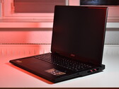 laptopy 18-calowe: Ta kategoria powinna być czymś więcej niż tylko dla graczy i urządzeń takich jak MSI Raider A18, na zdjęciu: MSI Raider A18 (źródło obrazu: Benjamin Herzig/Notebookcheck)