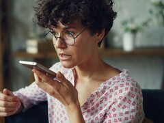 Kobieta mówiąca do smartfona