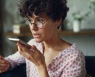 Kobieta mówiąca do smartfona