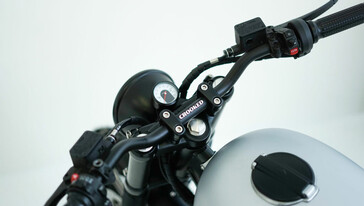 Przeprojektowana deska rozdzielcza jest wierna minimalistycznemu etosowi, który Crooked próbował wprowadzić do E-Type. (Źródło zdjęcia: RGNT Motorcycles)