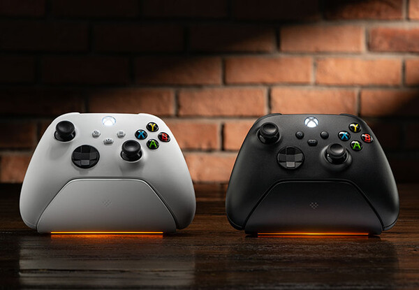 Stacja ładująca 8BitDo Ultimate do kontrolerów Xbox ma regulowany wskaźnik ładowania LED..