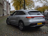 Elektryczny Mercedes parkuje na ulicy.